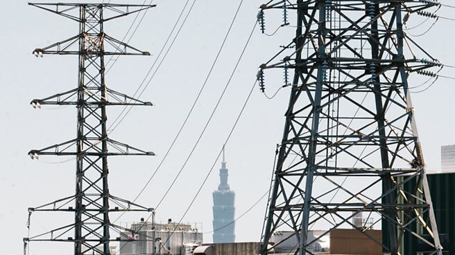 受半导体科技产业用电持续成长及传产终端需求渐次回温，全国产业高压以上用电量仍维持成长，电力景气灯号亮出第八颗代表扬升的黄红灯，为2024年5月来连续八颗黄红灯。图／本报资料照片