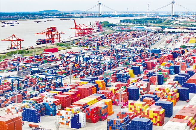 投行野村證券最新研報分析，迫於美方威脅，中國可能需要額外向美國購買2,230億美元商品和服務。圖／新華社