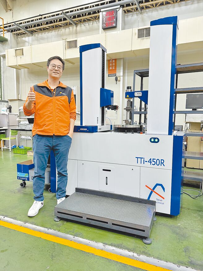 台稳总经理郑生懋与新引进的高阶齿轮检验设备。图／庄富安