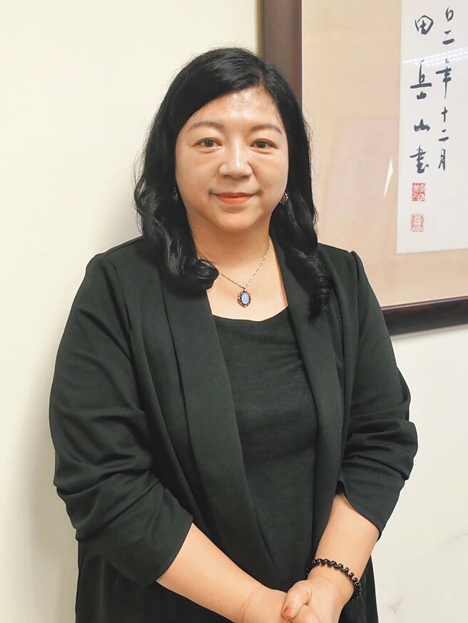 龙华科大礼聘Google Cloud前台湾总经理柯淑芬任副校长，将借重她的丰富产业经验，强化龙华与产业更紧密合作，并协助行政团队因应生成式AI浪潮及数位转型与挑战。图／龙华科大提供