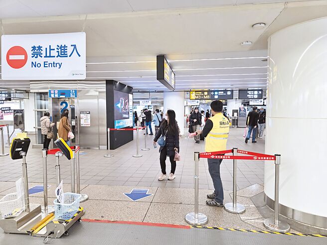 台北捷运公司去年11月起开始改造北捷淡水信义线台北车站B3层大厅，第1阶段即将完工。（刘彦宜摄）