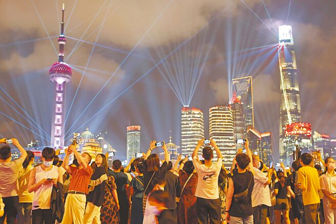 大陆国家统计局21日公布31个省分2024年居民人均可支配收入情况，上海以8万8366元人民币位居第一。图为上海市民观赏光影秀。（中新社）