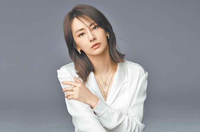 以「美少女戰士」出道的北川景子升格二寶媽，戴MIKIMOTO風情萬種。（MIKIMOTO提供）