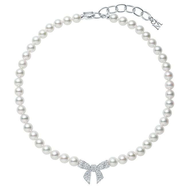 MIKIMOTO全新登場的Bow Charm系列珍珠項鍊，35萬1000元。（MIKIMOTO提供）