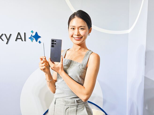三星推出最新AI旗舰手机Galaxy S25系列，图为Galaxy S25 Ultra。（古明弘摄）