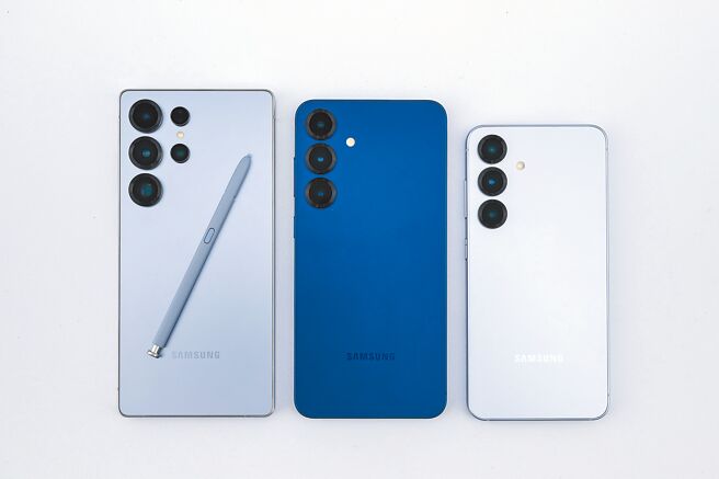 三星推出最新AI旗舰手机Galaxy S25系列，Galaxy S25 Ultra（左起）、Galaxy S25+、Galaxy S25。（三星提供）