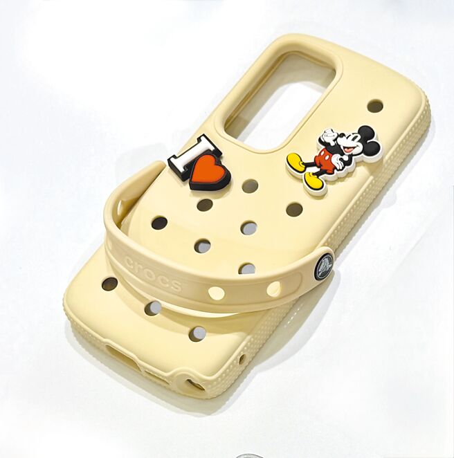 除了S25系列手机，三星也推出多款手机配件，图为CROCS洞洞鞋造型的手机壳。（古明弘摄）