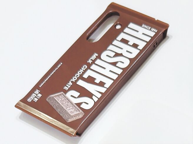 三星为S25系列手机推出的巧克力造型手机壳。（古明弘摄）