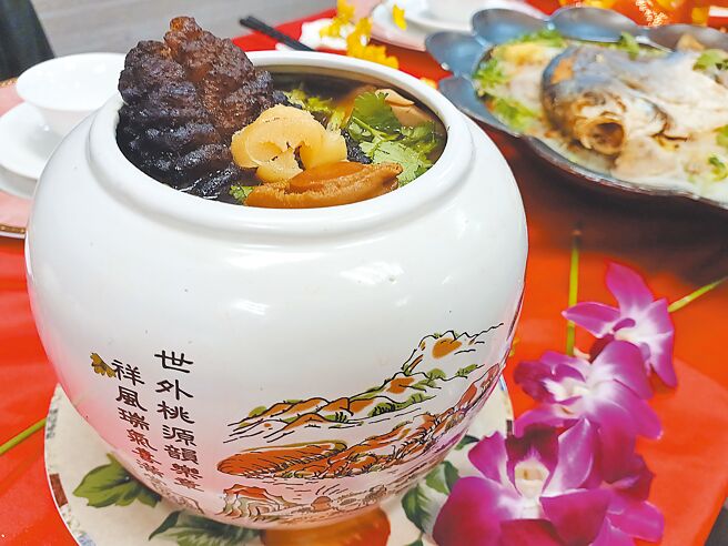 春节将近，许多家庭的年菜吃不完，放冰箱保存再取出復热，须注意细菌孳生引发食物中毒。（王家瑜摄）