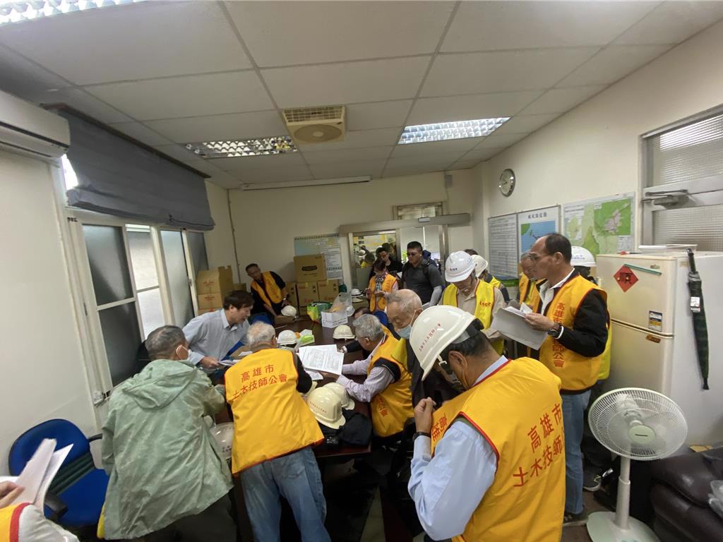 高雄市土木技師公會在地震發生後，立即前往台南支援救災，目前評估出14戶需要修繕、另有14戶已是危樓要拆除，目標在過年前完成玉井區所有通報受損戶的震後建物緊急評估工作。（高雄市土木技師公會提供／任義宇高雄傳真）