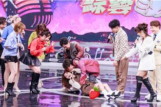 《綜藝一級棒》陳孟賢索吻  女歌手驚嚇倒地裙下走光
