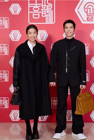 蕭敬騰尾牙豪撒百萬寵員工！跟老婆Summer發8個月年終同歡