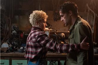 帶觀眾體驗兩種視角 《狼人》茱莉亞加納呈現悲傷7階段