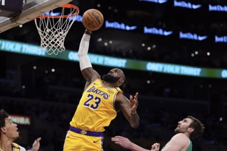 NBA》詹皇攜手一眉哥捍衛主場 湖人狠狠修理綠軍21分
