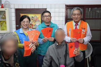 仕招基金會攜手竹縣府 陪街友圍爐過年送紅包