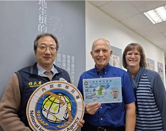 為台奉獻30年 推動客家文化有功 美籍牧師獲頒梅花卡