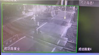 基隆老翁「不断来回过平交道」险遭擦撞   铁警与保全急带离