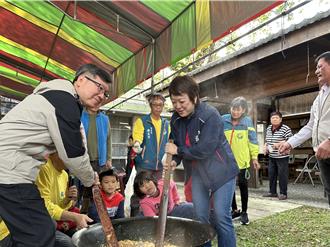 秉持農村傳統飄香逾20年 台東永安動員全村搗年糕