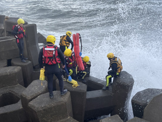 林口發電廠外舢舨翻覆 1人落海失蹤搜救中