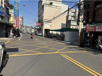 台中男童横越马路遭撞飞 翻滚落地还挥手道歉