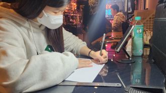 刺青風潮》跟隨父親的腳步 開創新時代圖騰的女學徒「小婷」