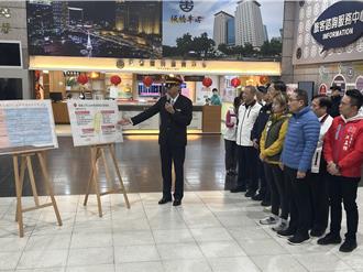  侯友宜視察春節疏運  返鄉旅客大排長龍領蛇年福袋