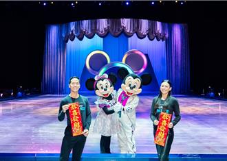 「冰上迪士尼」高難度特技全場驚呼 米奇米妮拿春聯向觀眾拜年