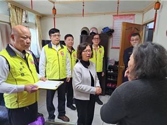 身障老婦代養孫子女  行善團寒冬送暖