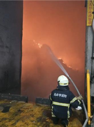 高雄環保局南區回收廠起火狂燒 火勢猛烈消防佈線搶救