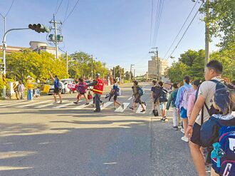 台南試辦 國小學童舉手過馬路