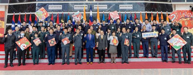 柏副部長慰勉國防部總督察長室，與官兵合影。（軍聞社記者陳勝勳攝）