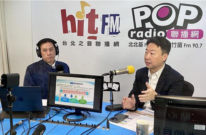 交通部长陈世凯24日接受「POP撞新闻」主持人黄暐瀚访问，说明春节铁公路疏运及国旅振兴议题。（蔡明亘摄）