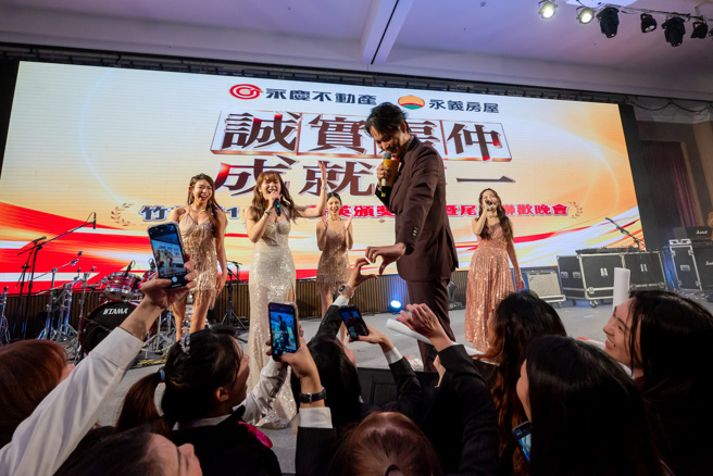 竹苗区尾牙主持人「黄镫辉」与台下暖心互动，诙谐的主持风格也让伙伴捧腹大笑。图/永庆房产集团提供