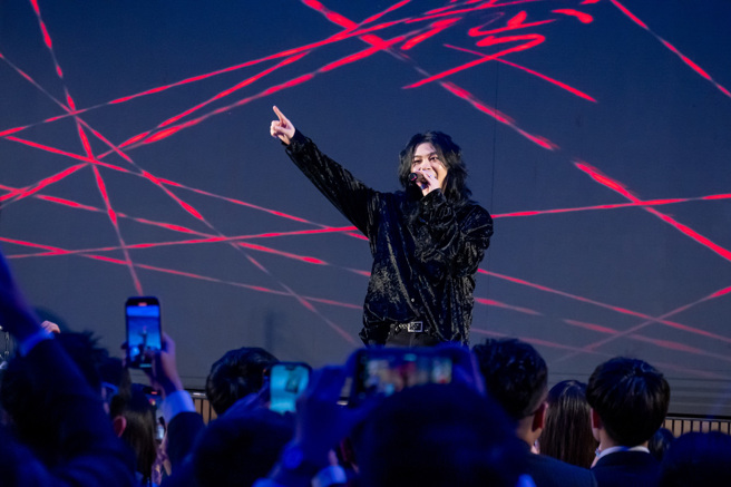 金曲奖最佳乐团「麋先生」带来多首抒情歌曲，让竹苗区尾牙增添不少风采。图/永庆房产集团提供