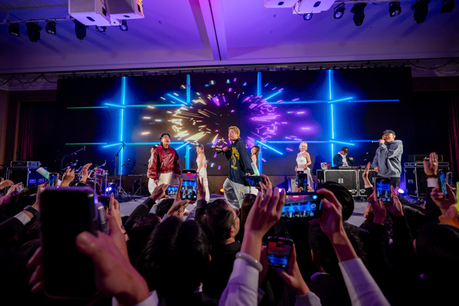 竹苗区尾牙邀请「玖壹壹」登台演出让台下为之疯狂！图/永庆房产集团提供