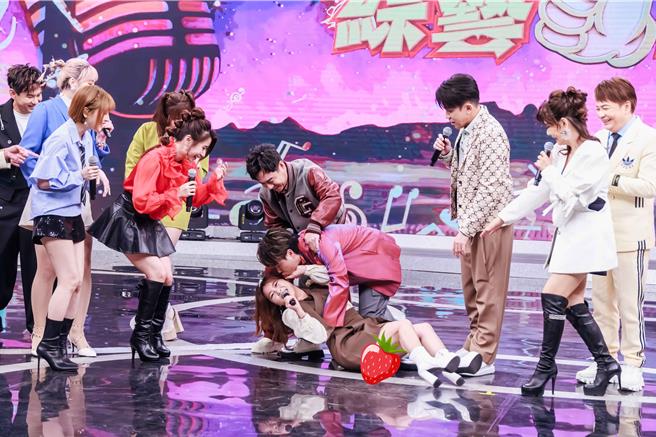 陈孟贤（右）让吴美琳裙底风光被看到。（中视提供）