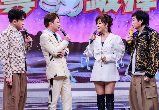 龙千玉（右二）、袁小迪一同上节目热唱。（中视提供）