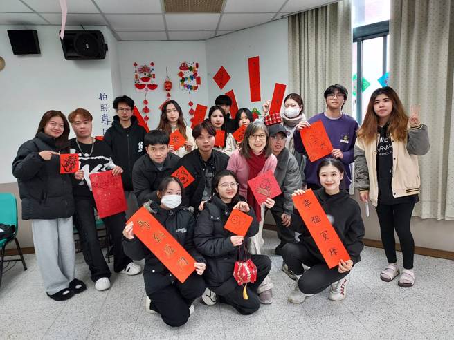 學生們一起製作過年燈籠，寫春聯。(照片/開南大學提供)