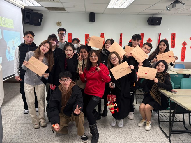 外籍生參與活動合影。(照片/開南大學提供)