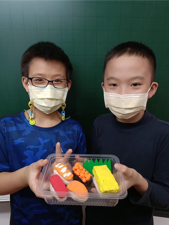 孩子们介绍各国美食。（教育部提供／林志成台北传真）