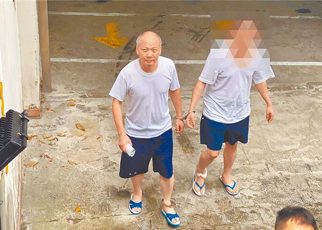 大陆前海军潜艇艇长阮芳勇（图左）偷渡来台，依违反入出国及移民法判刑8月。（中时资料照片）