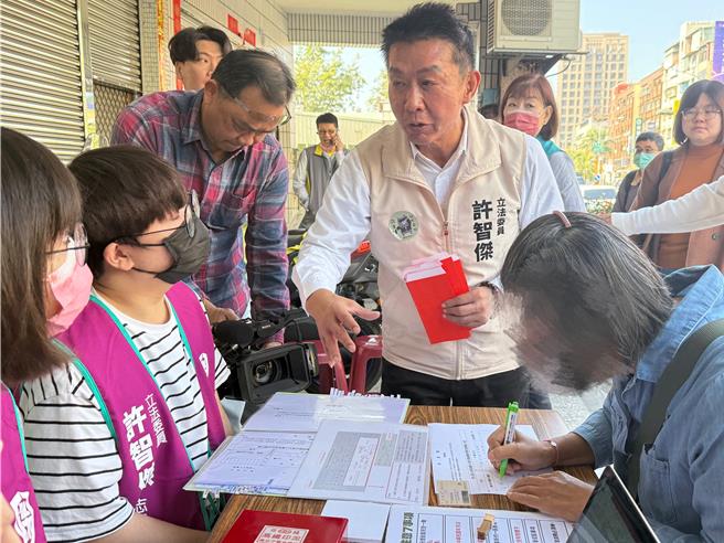 立委许智杰在凤山服务处设立第一个全台立委罢免连署站，活动首日就有民眾前来连署。（纪爰摄）