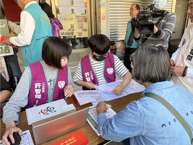 立委许智杰在凤山服务处设立第一个全台立委罢免连署站，，有多位里长、热心志工在现场帮忙。（纪爰摄）