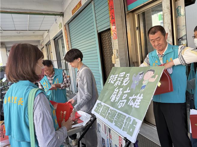 许智杰指出，很多旅居高雄的外地民眾，遇到他时经常表示想要参与连署，但可能碍于距离问题，无法回户籍地参与连署，因此就想要设立个据点，提供民眾就近连署。（纪爰摄）