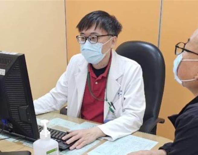 高雄一名63歲趙姓婦人長期憋尿導致膀胱炎，接獲這名個案的高雄阮綜合泌尿科醫師李宗熹指出，急性膀胱炎發生原因除了喝水量不足、憋尿，婦女也是高危險群。（阮綜合醫院提供／紀爰高雄傳真）