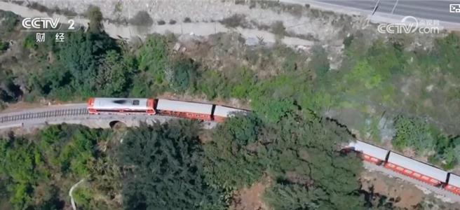 陸春節特色鐵道之旅穿梭人文與自然。（大陸央視）