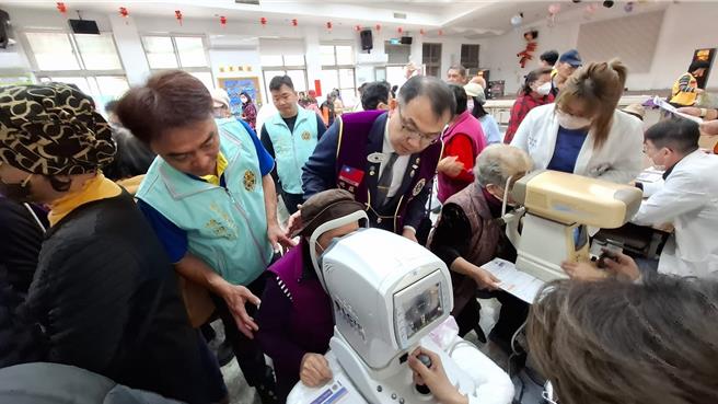 国际狮子会300E-5区第9专区第17分区、18分区赶在过年前为偏乡学子及弱势送暖，除了捐赠高雄甲仙国小「多元助学金及学童川崎症筛检」，也走入甲仙社区免费为里民血糖检测、视力筛检。（国际狮子会300E-5区第9专区提供／洪浩轩高雄传真）