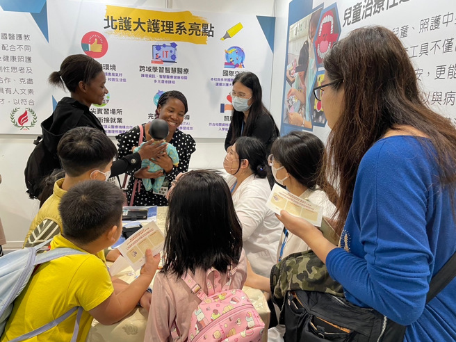 北护大护理系于「2024台湾医疗科技展」透过专业互动体验，强化学生临床能力与社会关怀，实践培育人才与落实社会责任。(北护大提供)