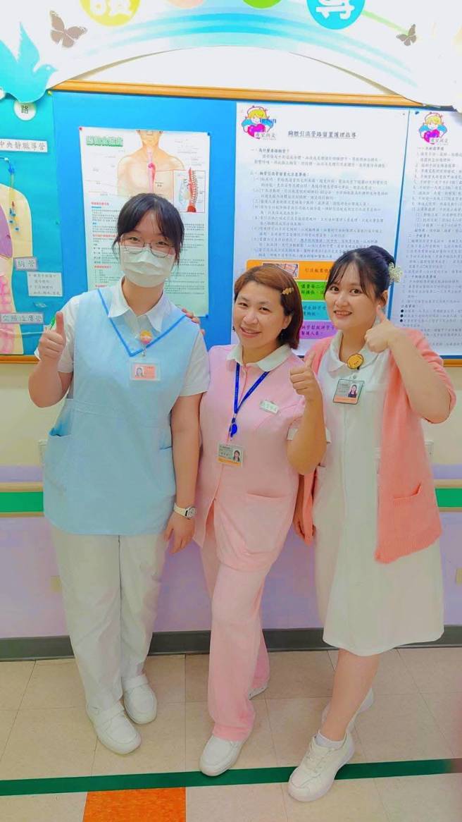 北护大尤芝妤护生与台大护理部吴怡蓁督导长及临床教师王诗婷老师等合影。(北护大提供)