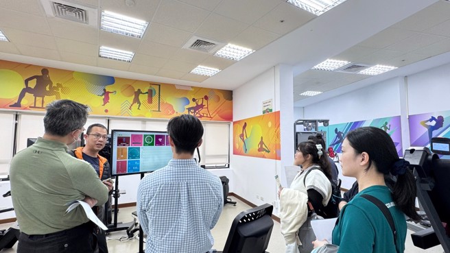 廖翊宏主任解说AI智能环状运动训练系统(T-SOX)。(北护大提供)